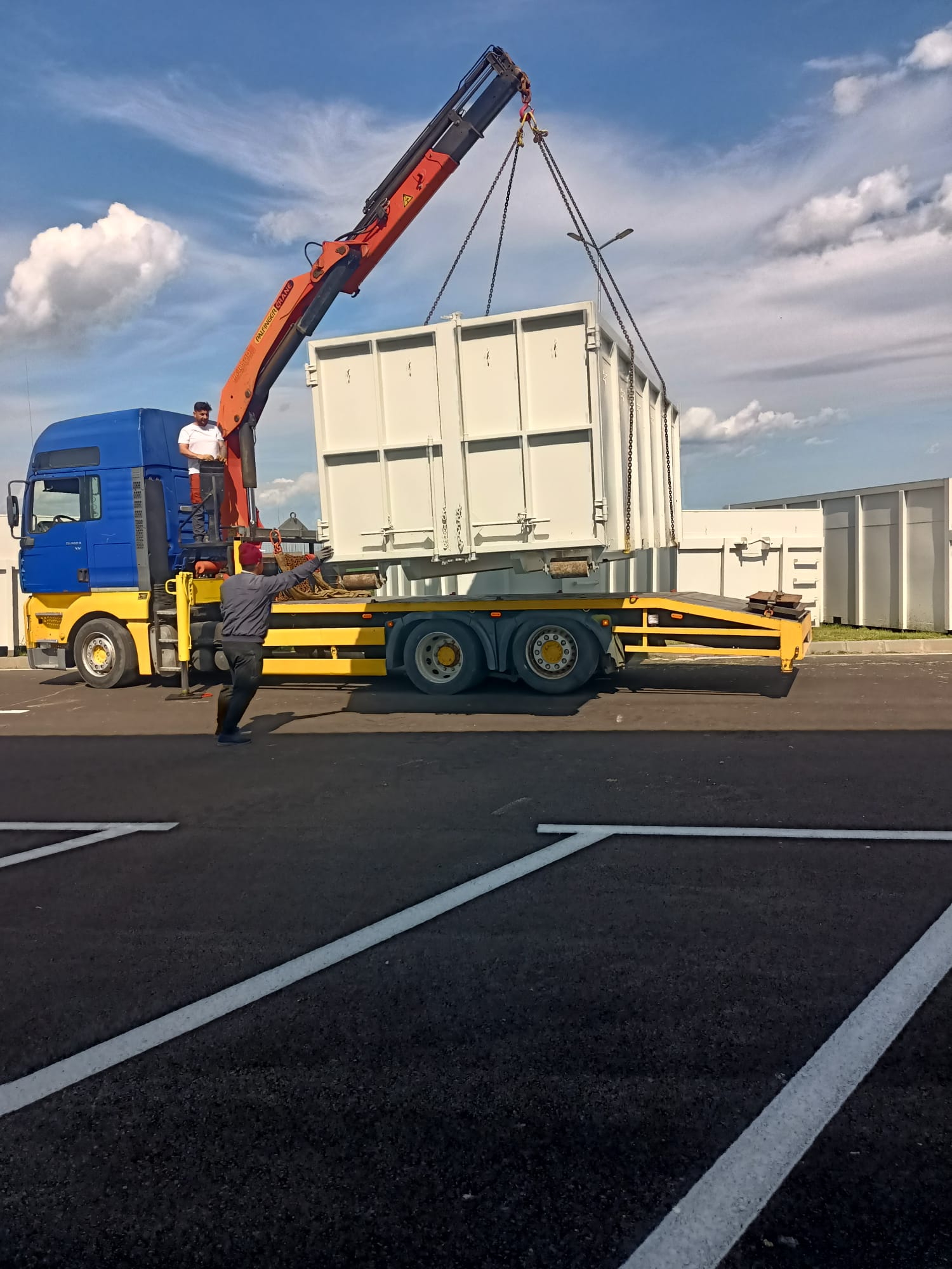 Ridicare container rosu cu macara