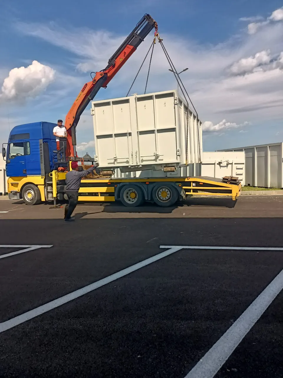 Ridicare container rosu cu macara