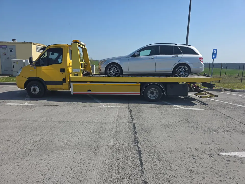 Tractare auto Mercedes pe platforma galbena